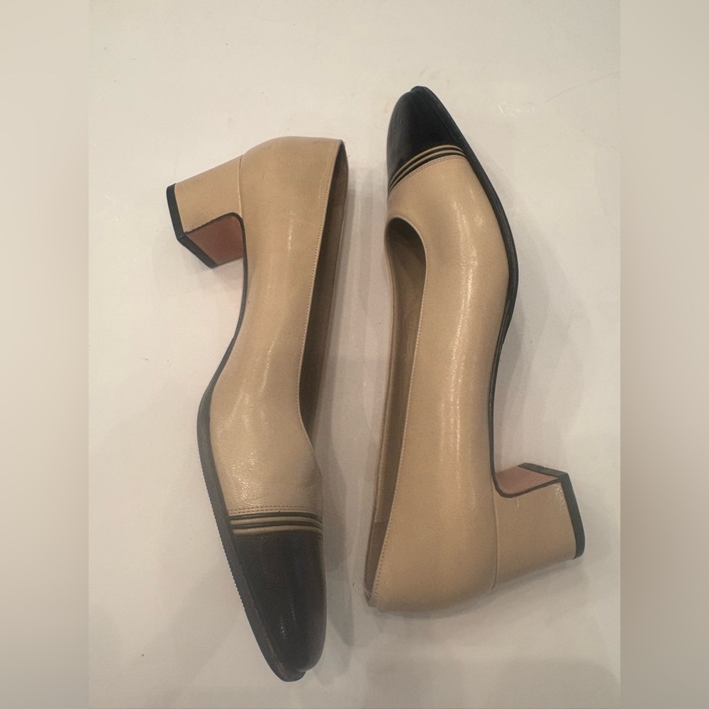 Salvatore Ferragamo Women's Tan and Black Flats - Picture 5 of 5